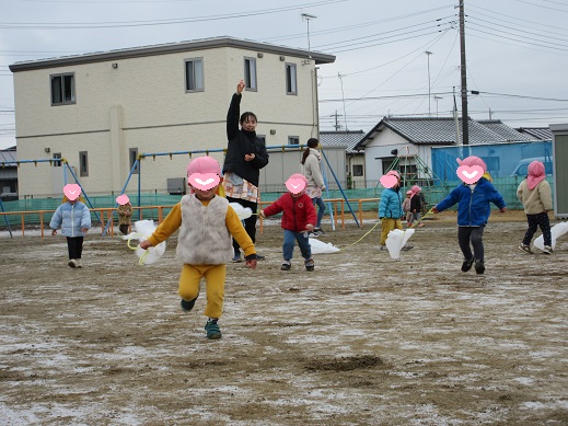 凧あげを楽しむばら組の子どもたち