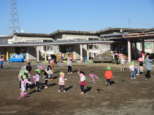 凧あげを楽しむ子どもたち