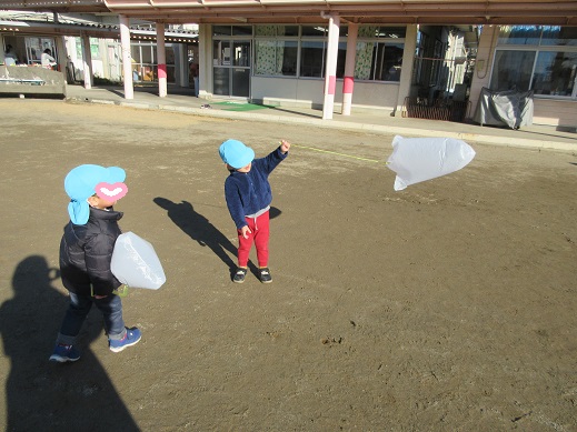凧あげを楽しむもも組の子どもたち