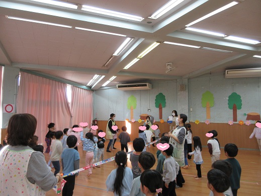 お楽しみの○&times;クイズを楽しむ様子