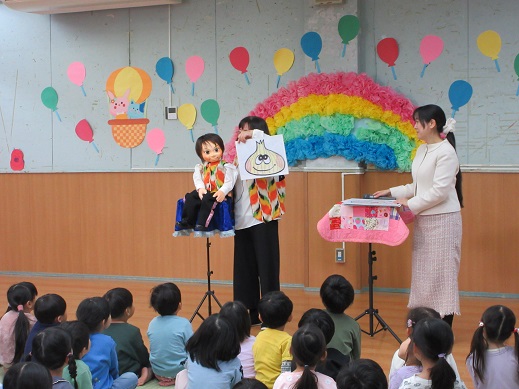 クイズで玉ねぎを当てる腹話術の男の子