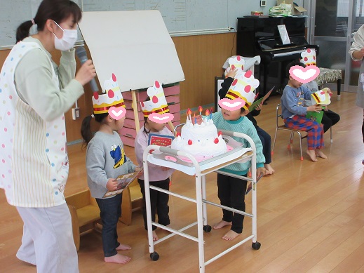 大きな誕生日ケーキに喜ぶ子どもたち