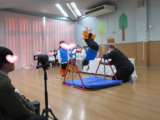 逆上がりに挑戦するすみれ組