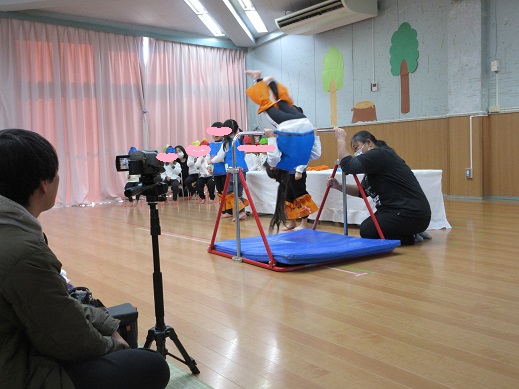 逆上がりに挑戦するすみれ組