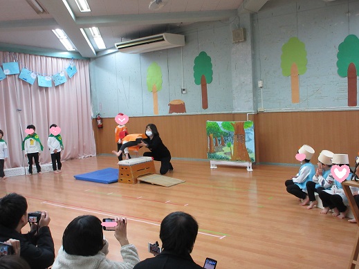 劇ごっこで跳び箱を跳ぶさくら組