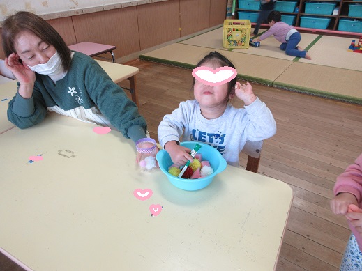 トング遊びを楽しむ2歳児
