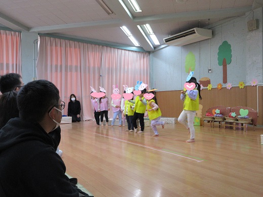 ウサギとネコのお面を被り劇ごっこを楽しむ3歳児