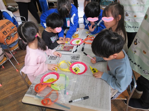 1年生に折り紙を教えてもらう場面