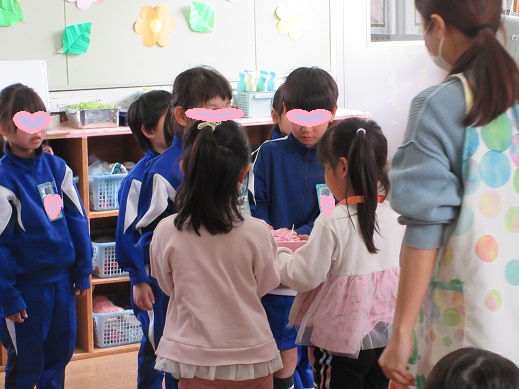 1年生からプレゼントをもらう場面