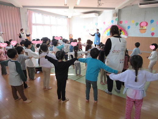 野菜のダンスを楽しむ子どもたち