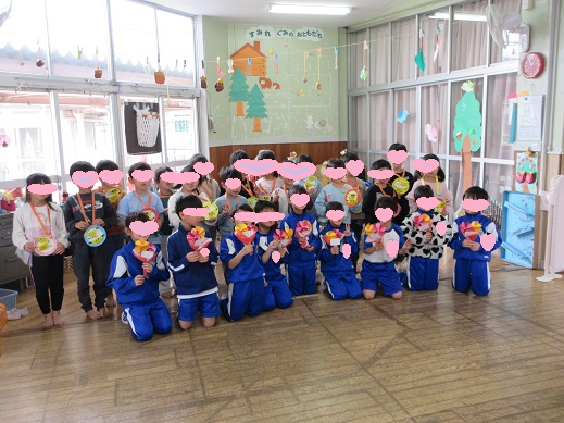 1年生と記念写真を撮る様子