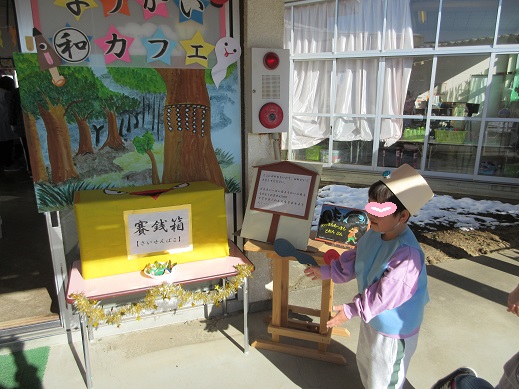 お店屋さんの受付を担当する様子