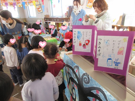 妖怪カフェで食べ物の売り買いする様子