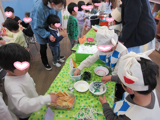 妖怪カフェっでうどんや具材を盛り付けるなどやり取りする様子