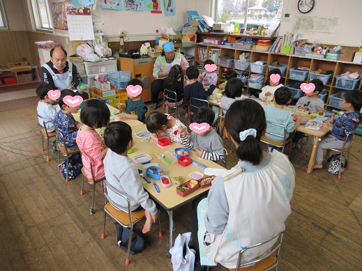 お弁当を食べる子どもたち