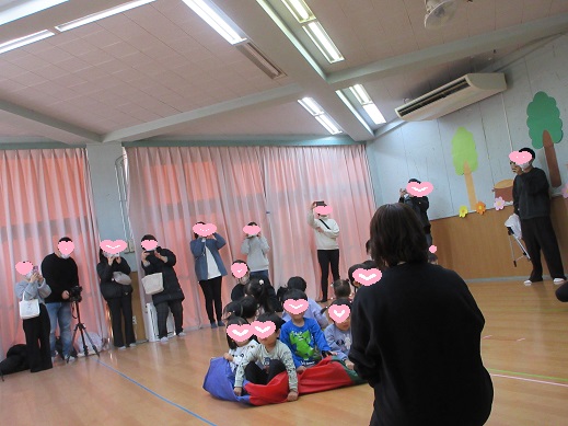 バルーンから顔を出す3歳児