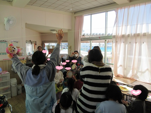 ちんドン屋さんに驚くこどもたち