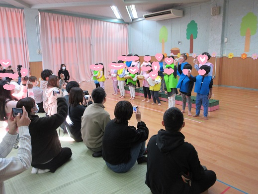 タンバリンやカスタネットを持ち楽器遊びを楽しむ3歳児
