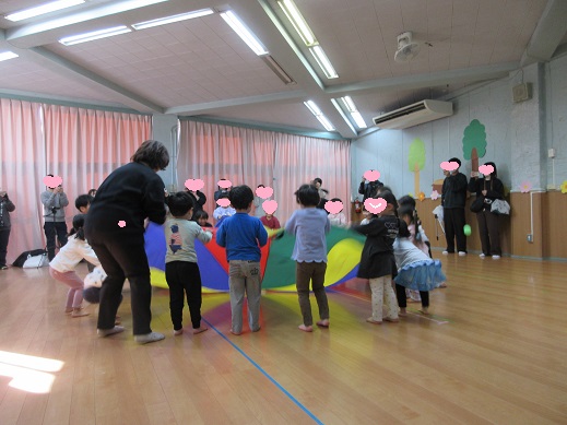 バルーンを楽しむ3歳児