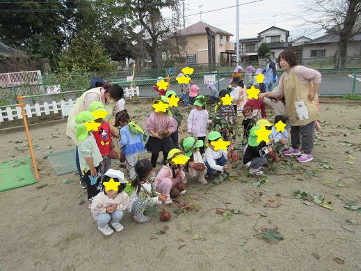芋つるやお芋も持ち記念写真を撮るゆり組