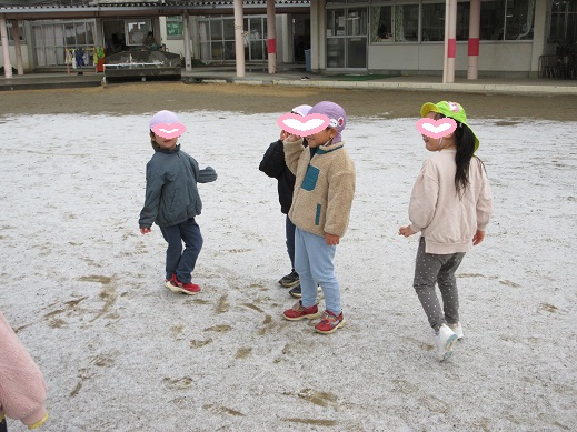 雪の上を歩き感触を楽しむ子どもたち