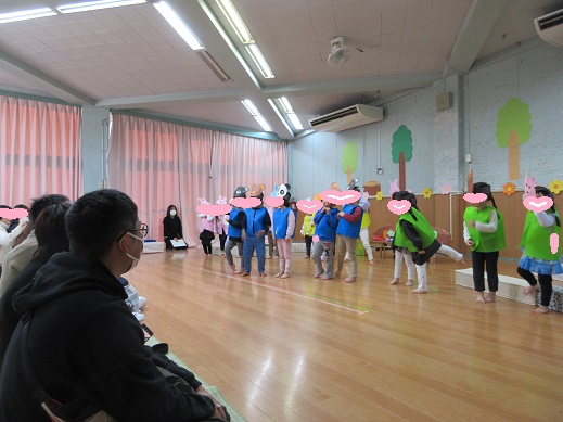 くまやパンダのお面を被り劇ごっこを楽しむ3歳児