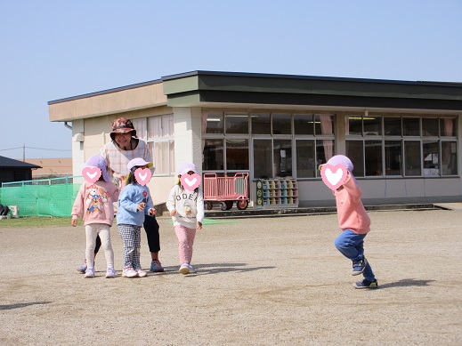 ゆり組の子どもたちと所長先生が丸オニを楽しんでいました。