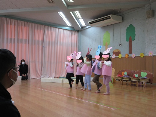 ハートのポーズを作る3歳児