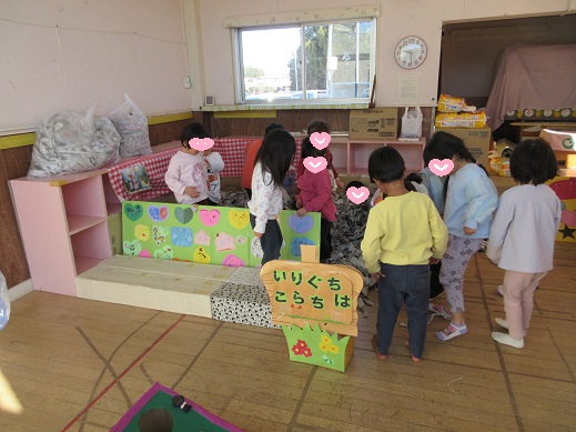 新聞プールを楽しむ子どもたち