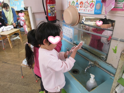 スタンプが落ちるようにきれいに手を洗うゆり組の子どもたち