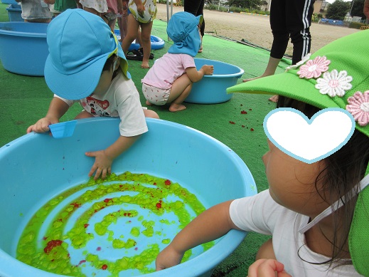 ぷるぷるゼリーをかき混ぜています