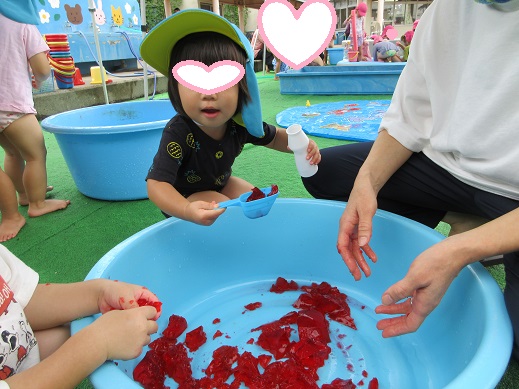 赤いゼリーはいちごみたいです。