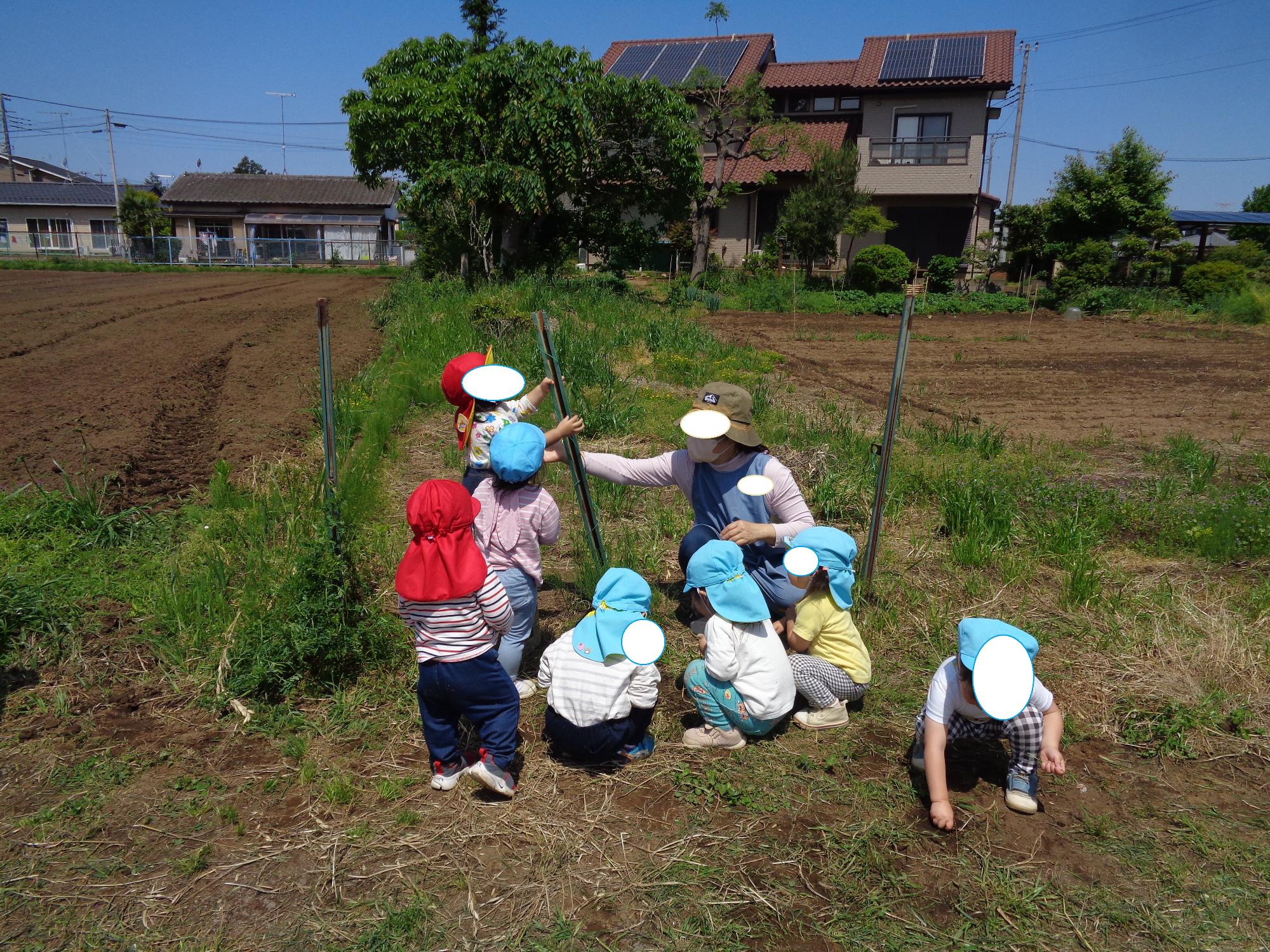 座り込む子ども達