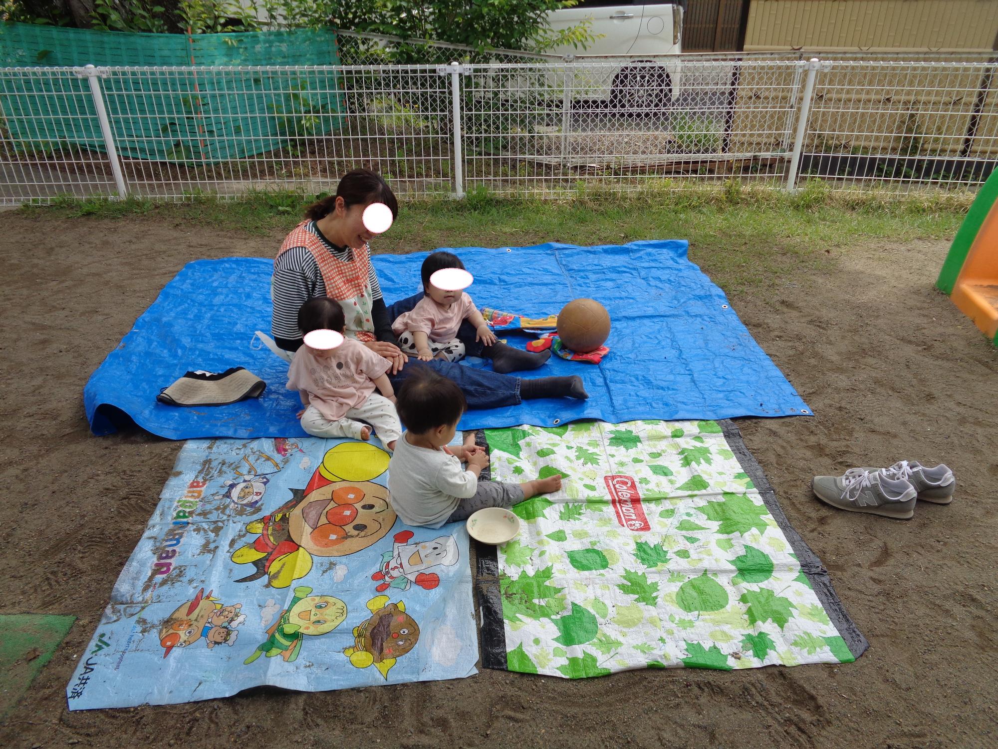 外気浴をする0歳児