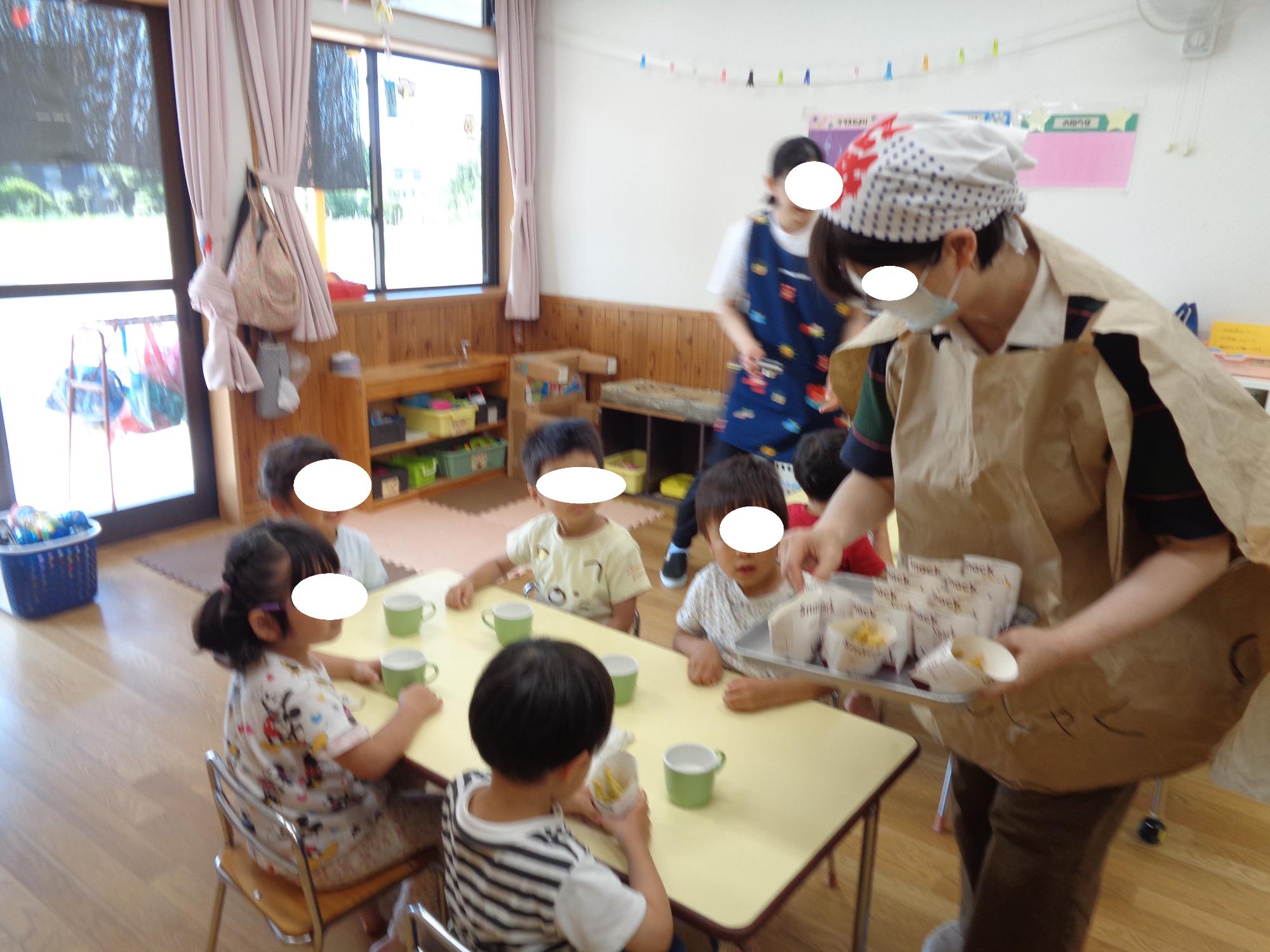 ポテトを配る先生