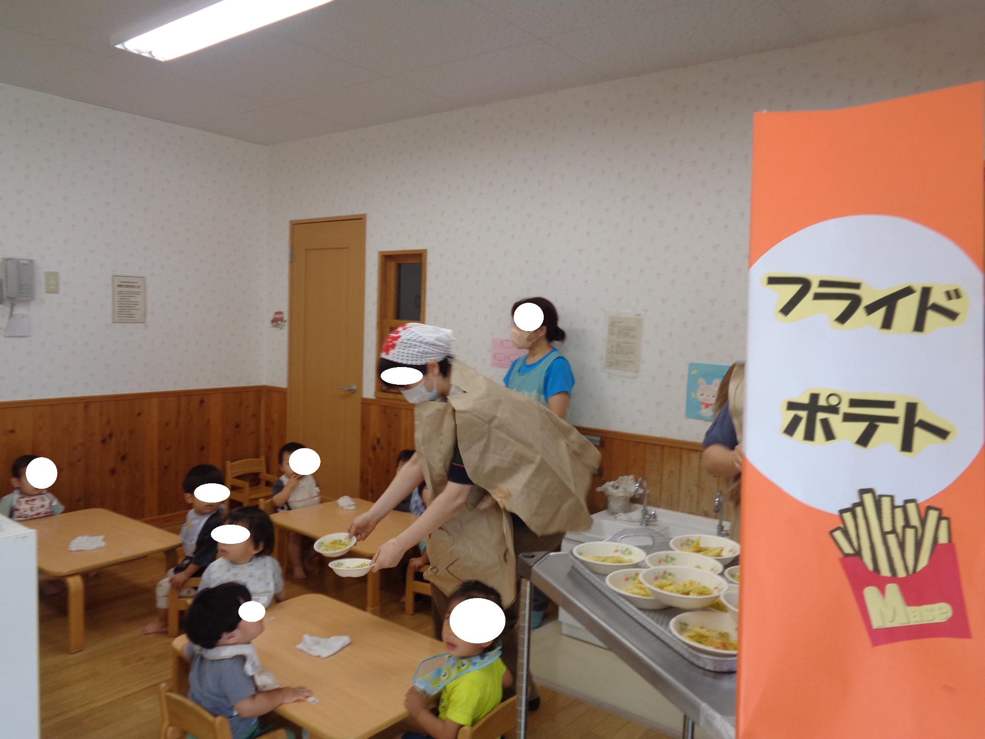 ばら組のおやつの様子