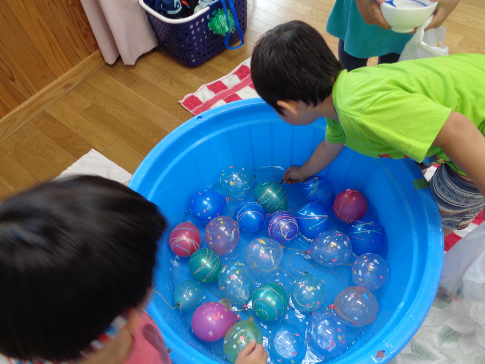 ヨーヨー釣りをする子ども