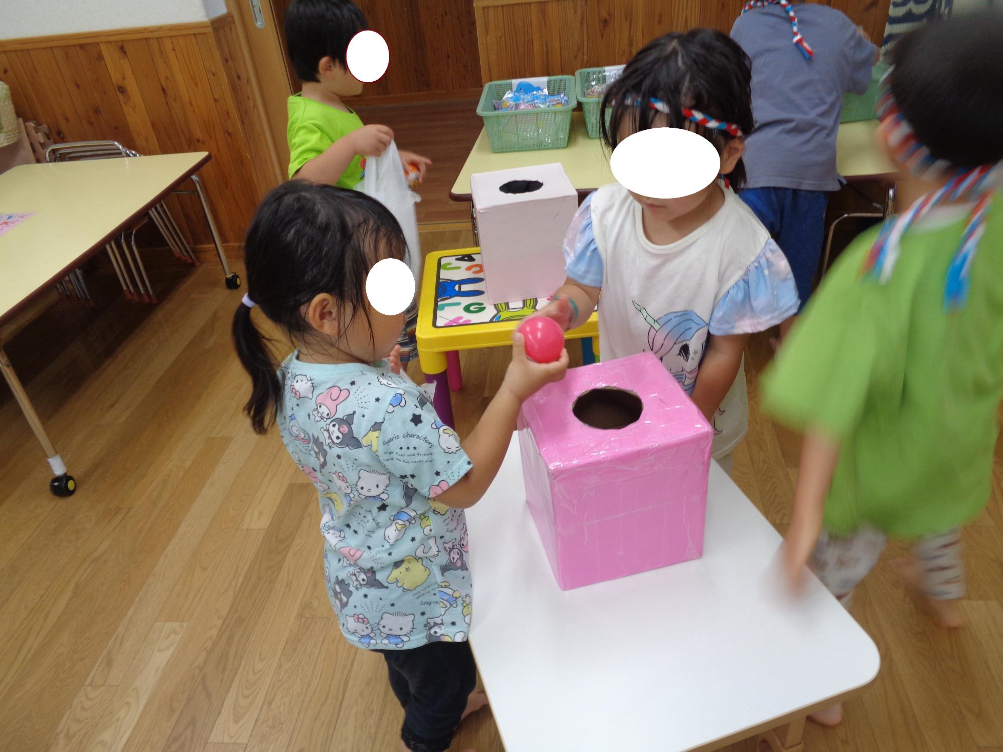 くじ引きをする子ども