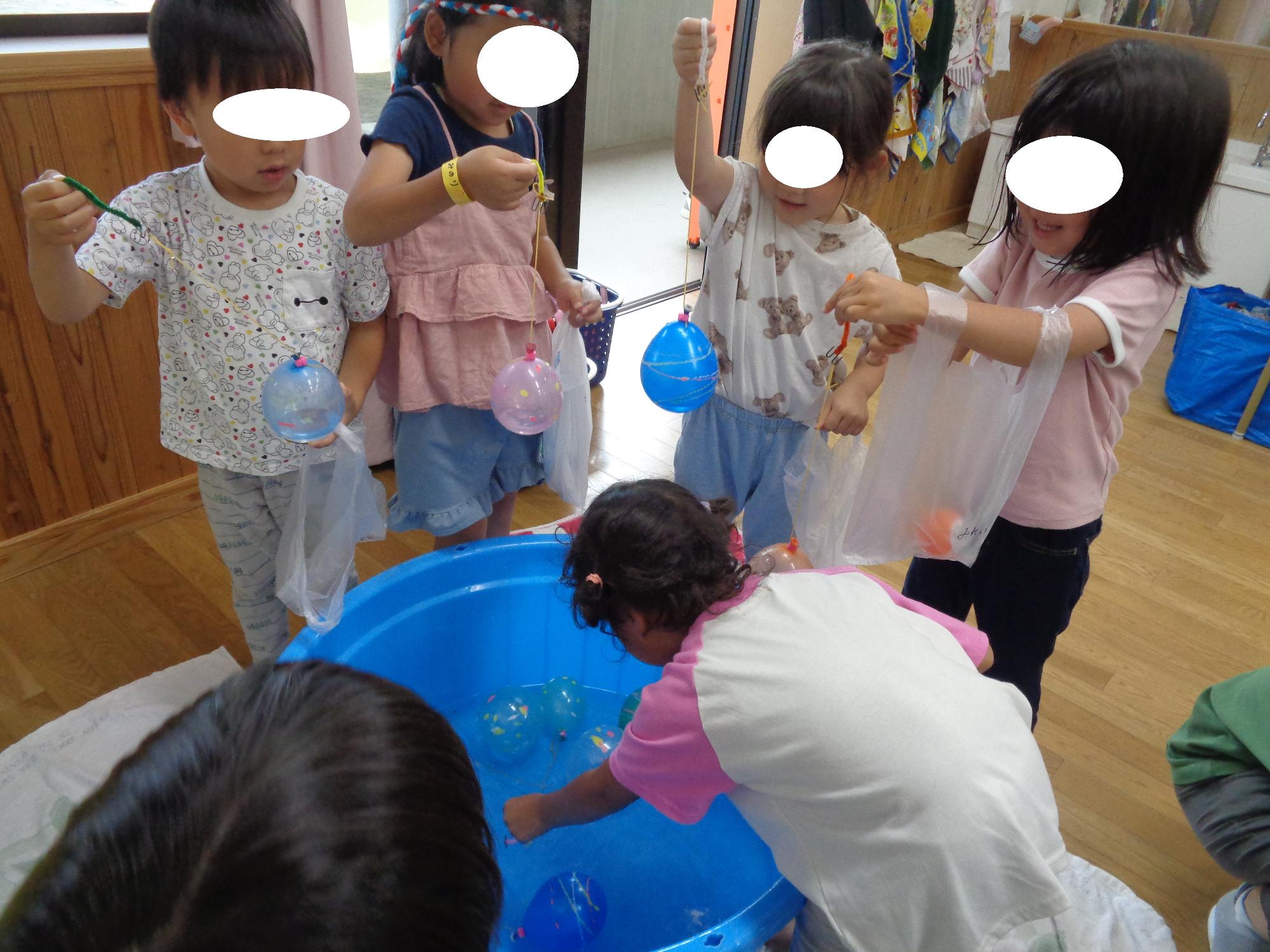 ヨーヨーが釣れて喜ぶ子