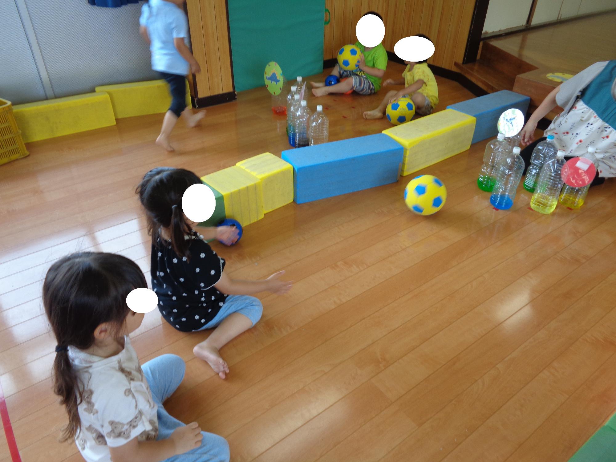 ボーリングをする3歳児