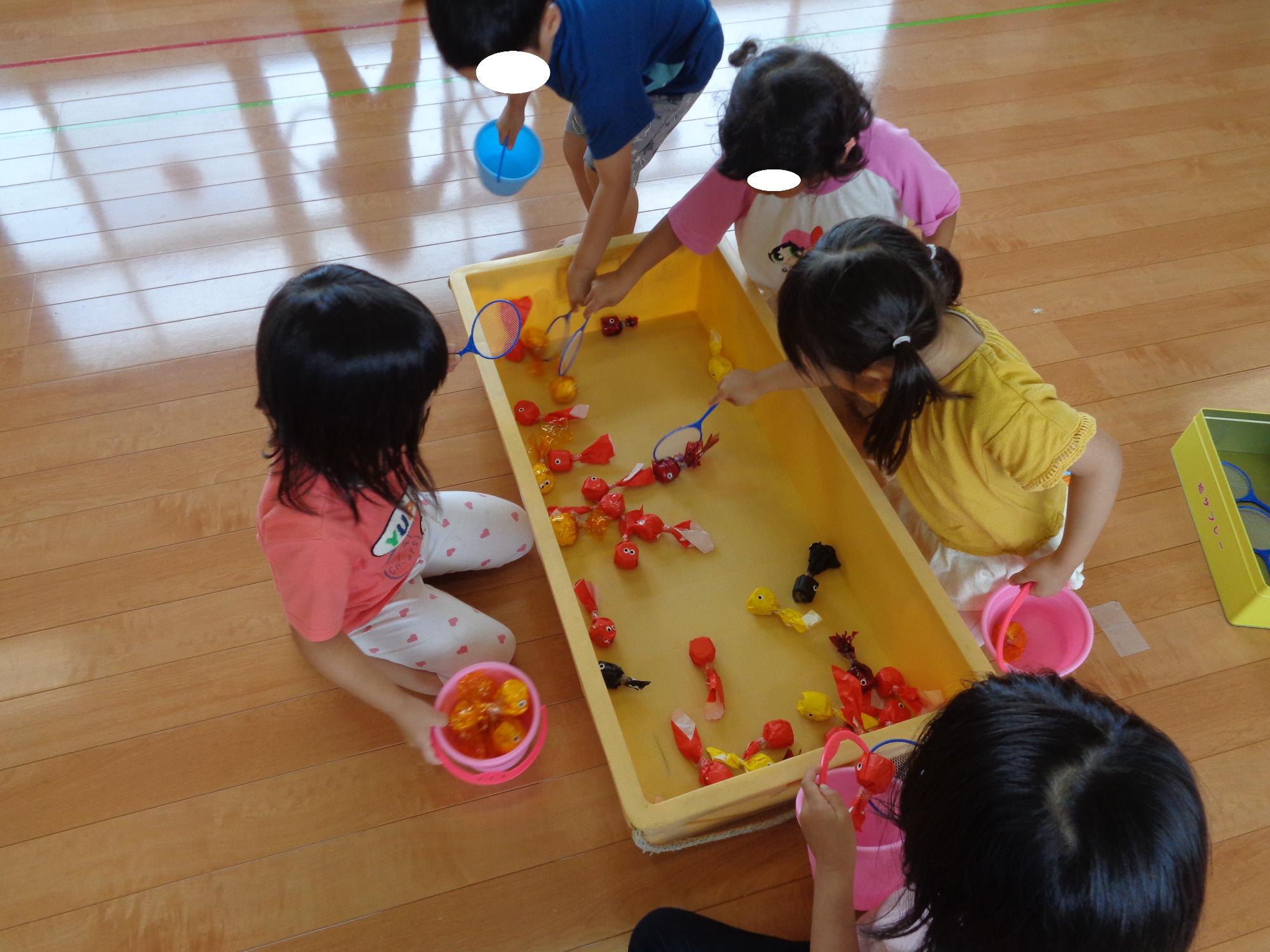 金魚すくいに夢中