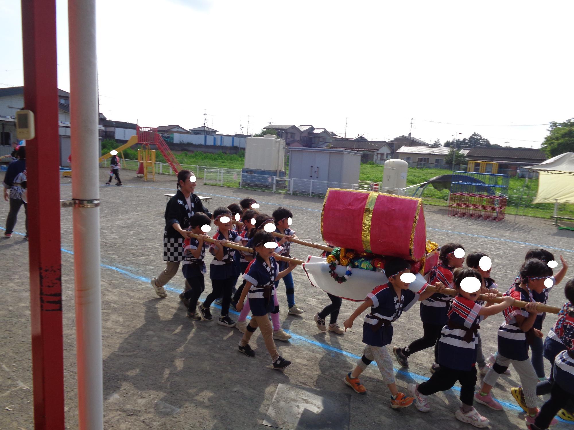 お神輿を担ぐ5歳児