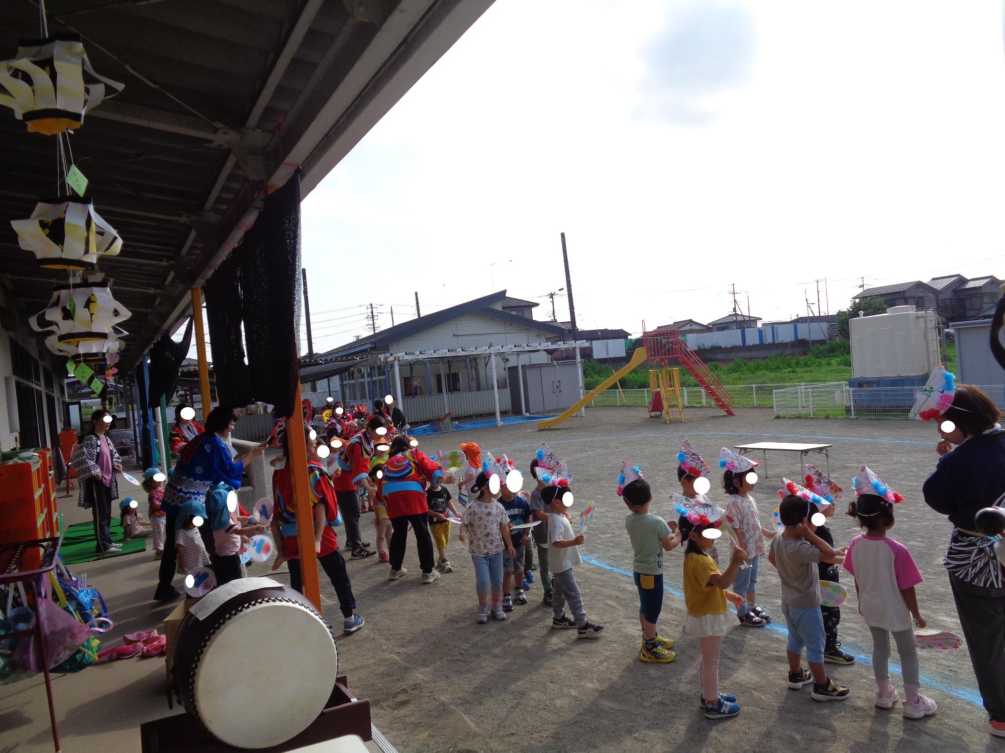 練り歩きをする3・4歳児