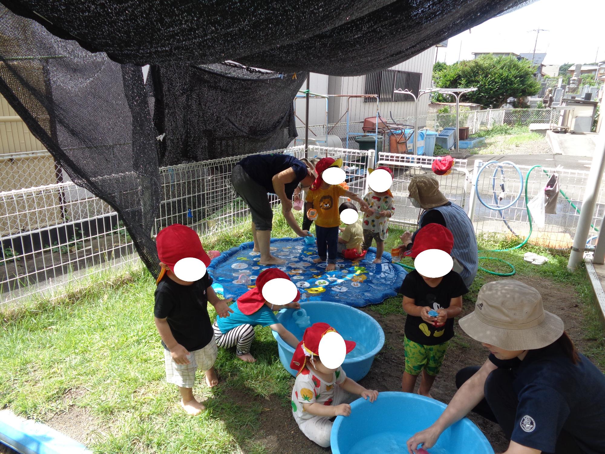 水遊びをする1歳児