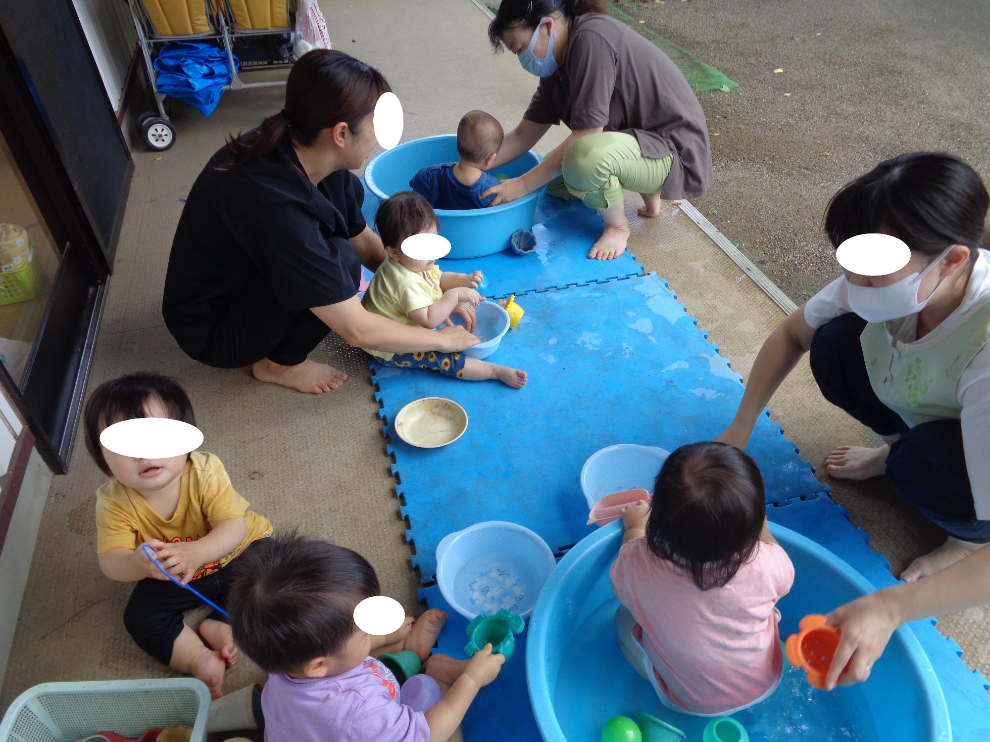 水遊びをする0歳児