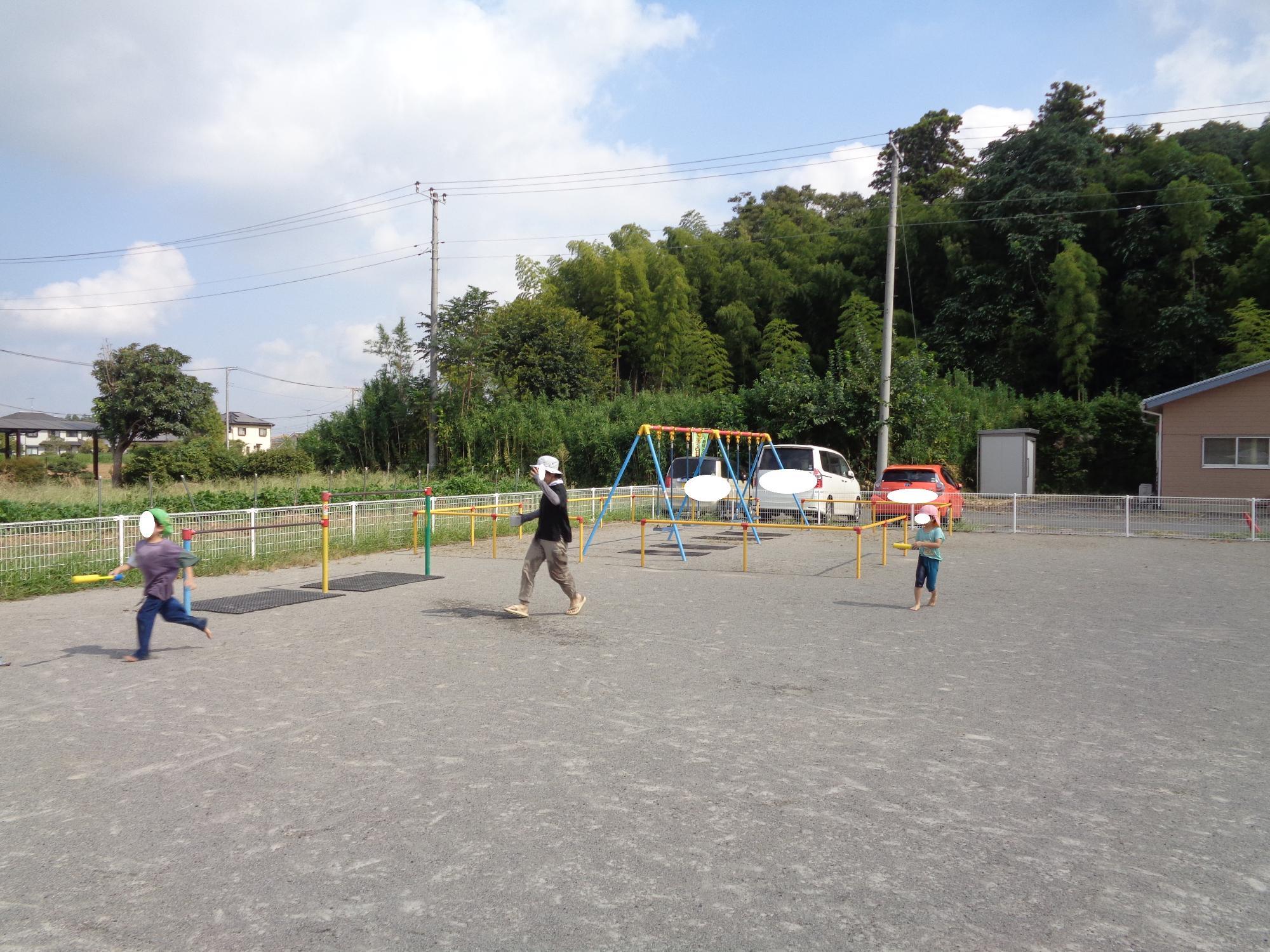 水鉄砲をする子ども達