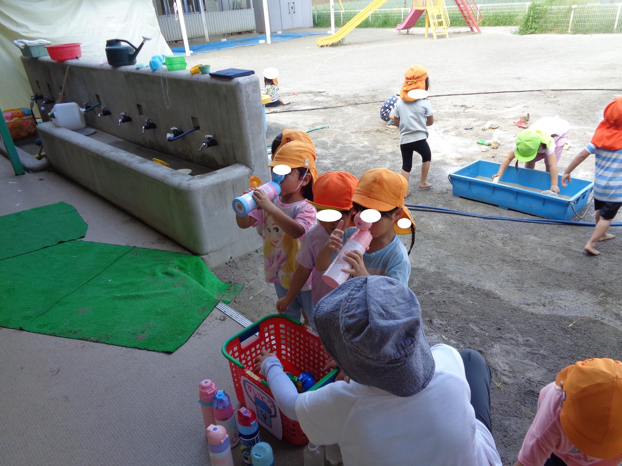 お茶を飲むこども