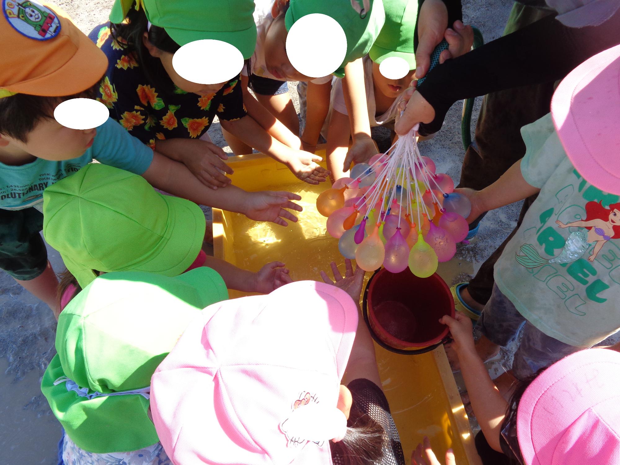 水風船が欲しい子ども達