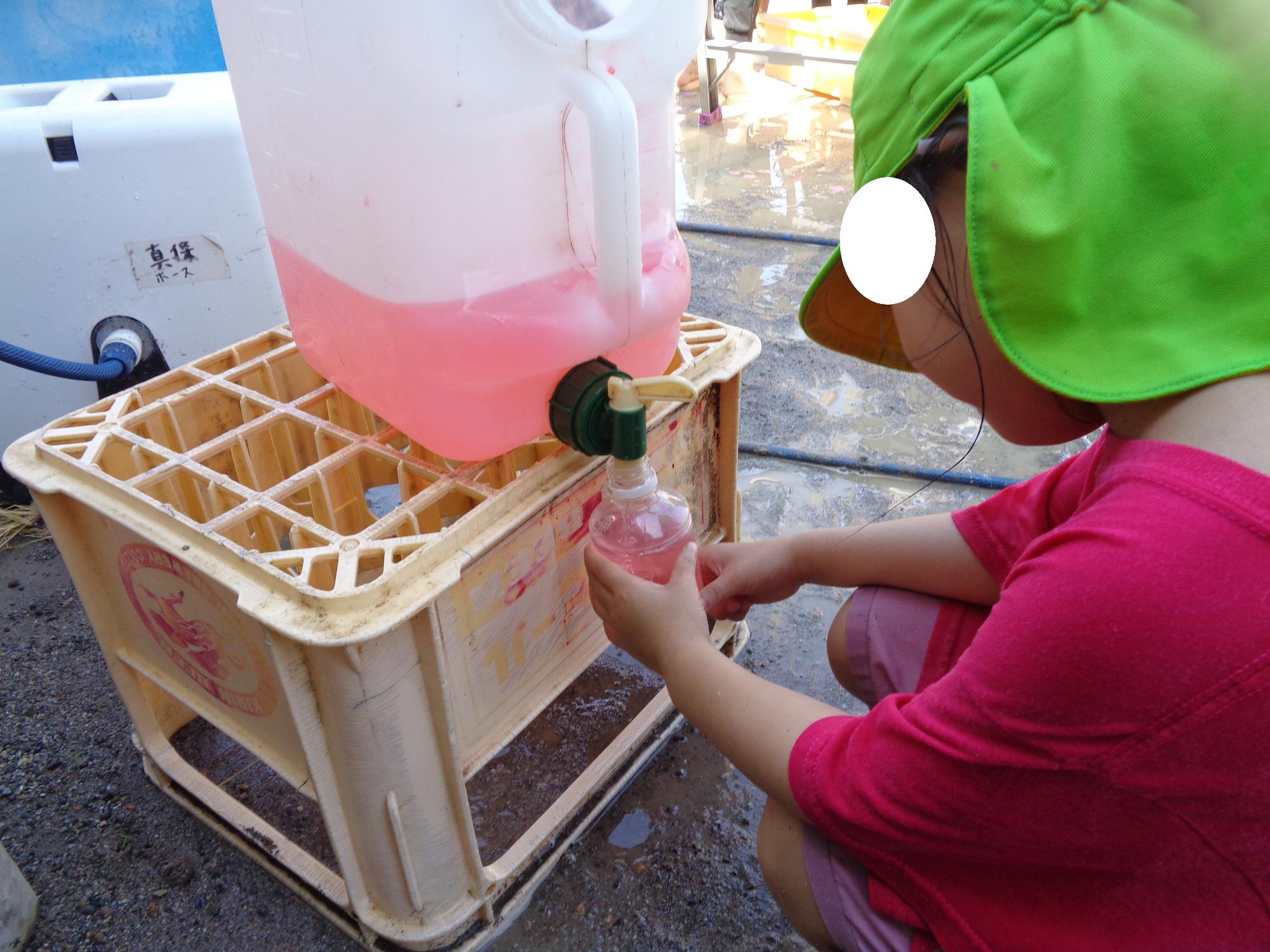 ジュースを作るすみれ組