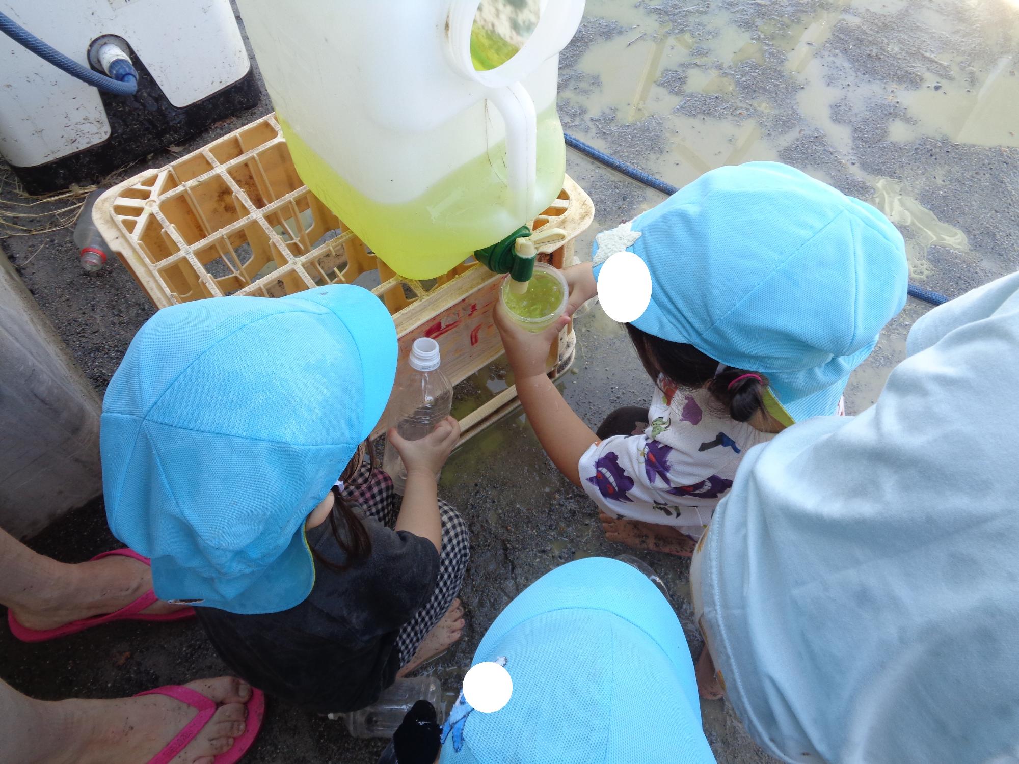 ジュース屋さんを楽しむもも組さん